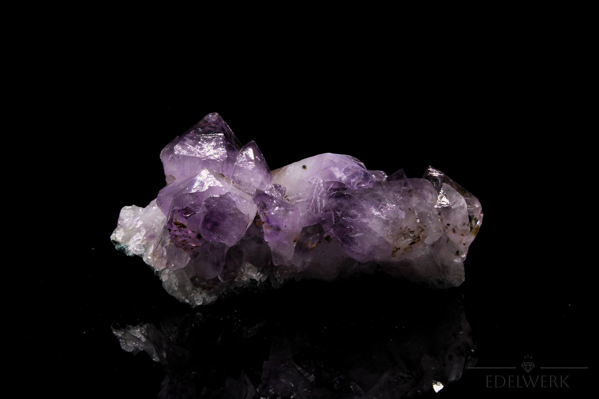 Violetter Amethyst Kristall, Heilstein für innere Balance, violette glänzende Form.
