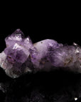 Violetter Amethyst Kristall, Heilstein für innere Balance, violette glänzende Form.