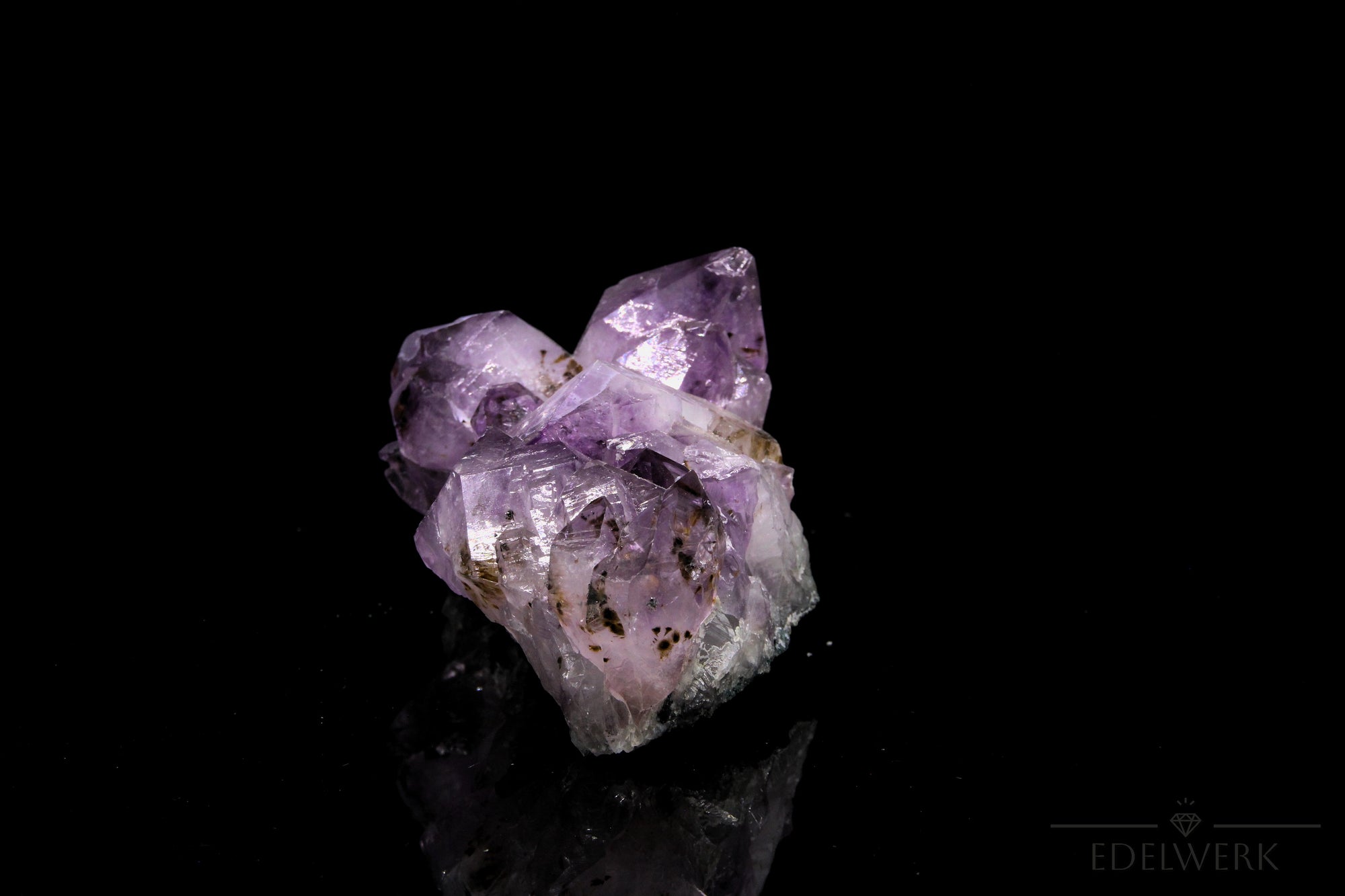 Violetter Amethyst Kristall, fördert intuitive Klarheit, violette natürliche Struktur.