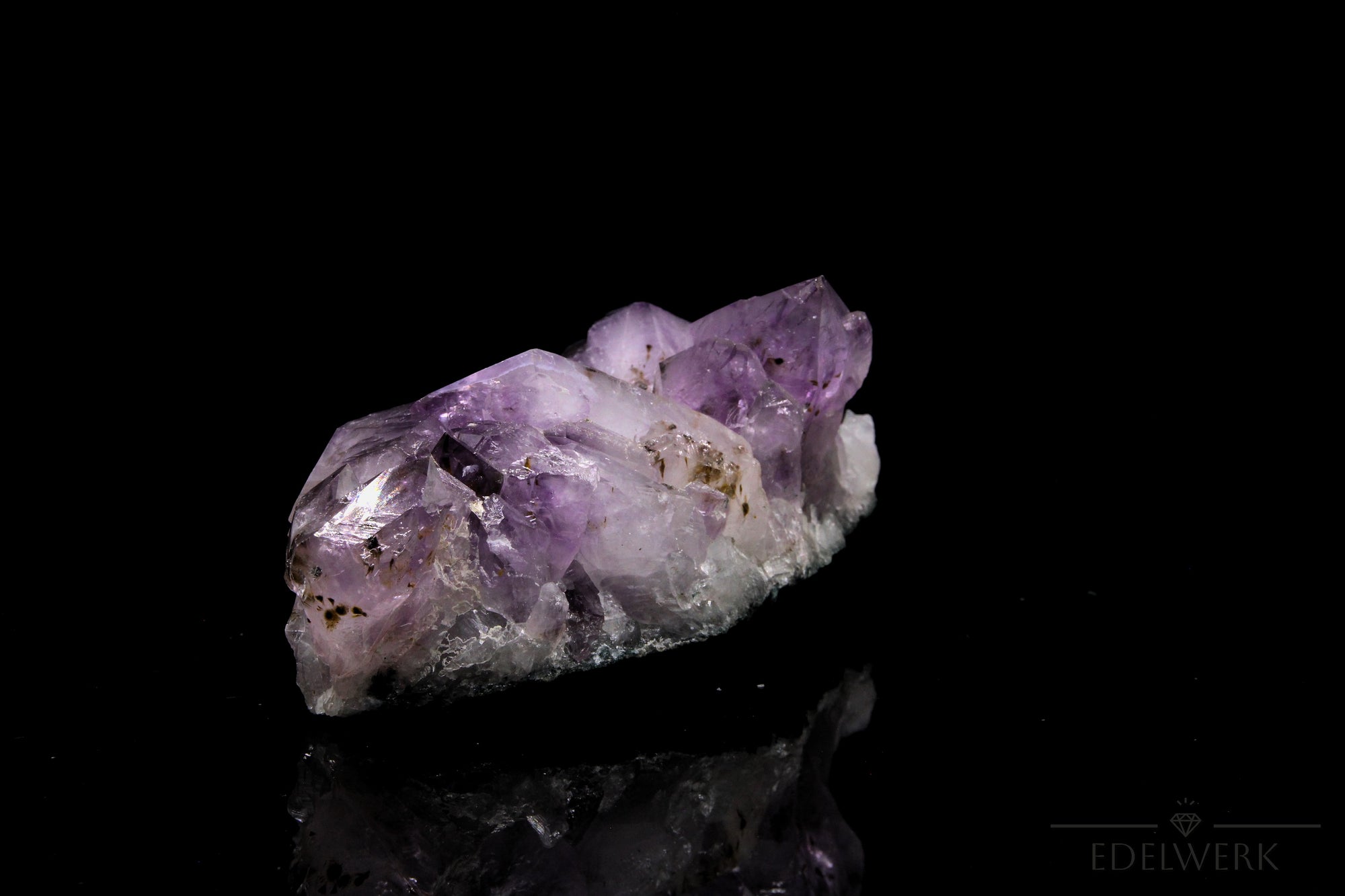 Violetter Amethyst Kristall, Heilstein für klare Energie, violette glänzende Oberfläche.