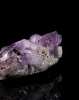 Violetter Amethyst Kristall, Heilstein für klare Energie, violette glänzende Oberfläche.