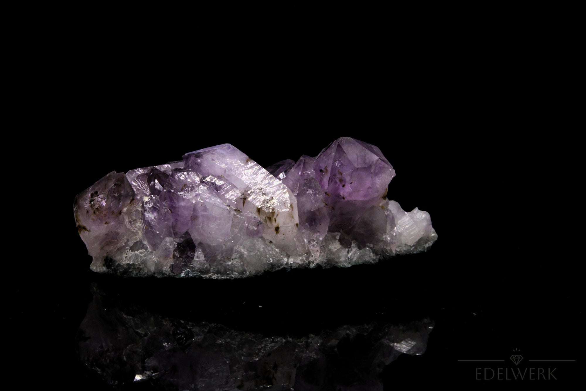 Violetter Amethyst Kristall, fördert spirituelle Harmonie, violette Kristallform.