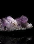 Violetter Amethyst Kristall, fördert spirituelle Harmonie, violette Kristallform.