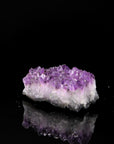 Tiefvioletter Amethyst Kristall, Heilstein für meditative Ausgeglichenheit, violette Struktur.