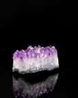 Tiefvioletter Amethyst Kristall, fördert spirituelle Harmonie, violette Kristalloberfläche.
