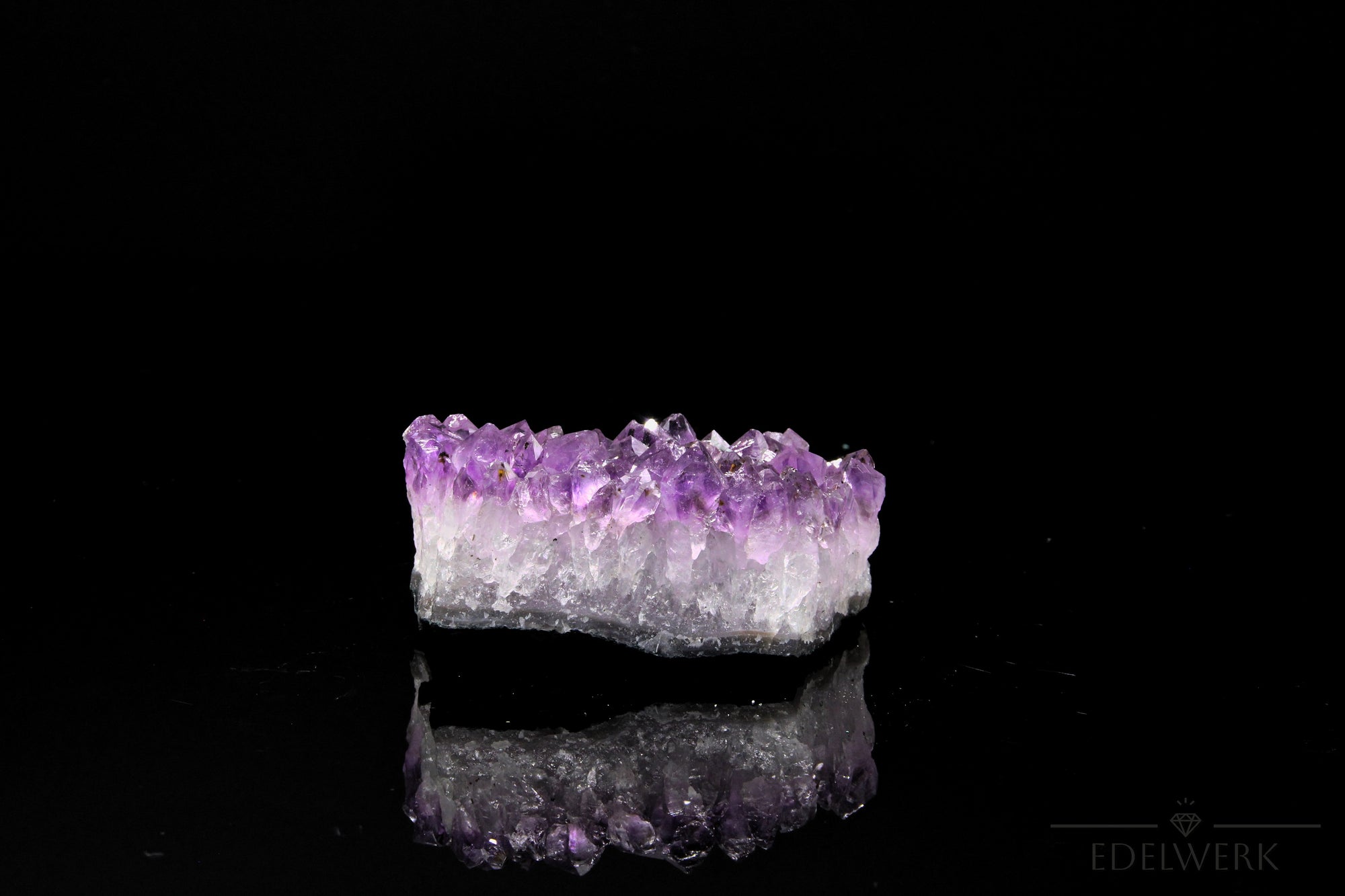 Tiefvioletter Amethyst Kristall, Heilstein für innere Stärke, violette glänzende Form.