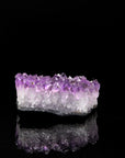 Tiefvioletter Amethyst Kristall, Heilstein für innere Stärke, violette glänzende Form.