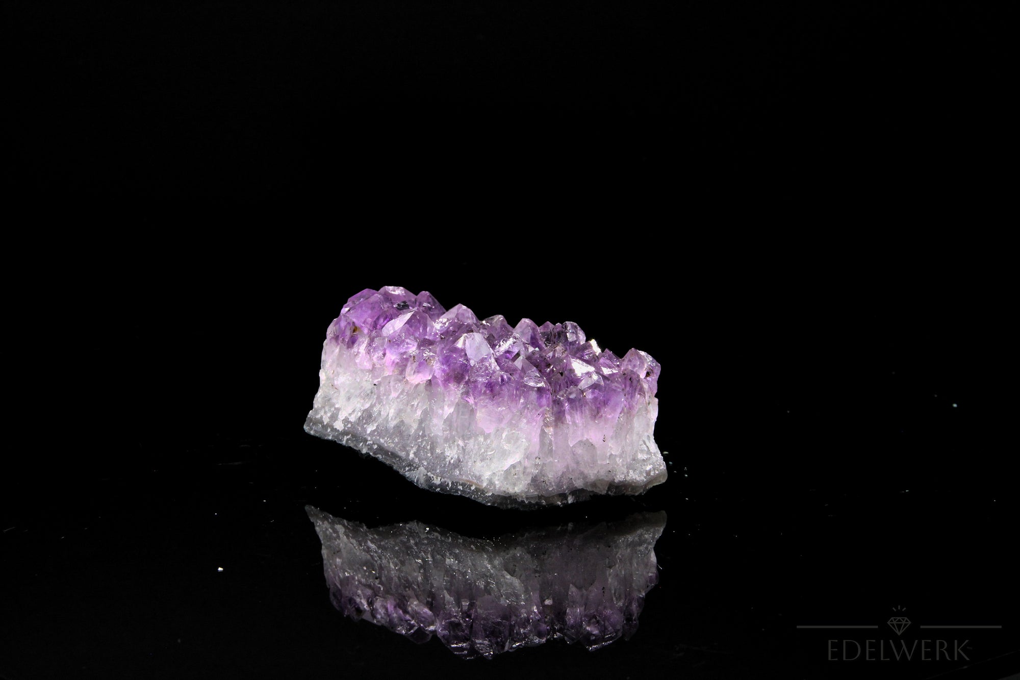 Tiefvioletter Amethyst Kristall, fördert intuitive Balance, violette natürliche Struktur.