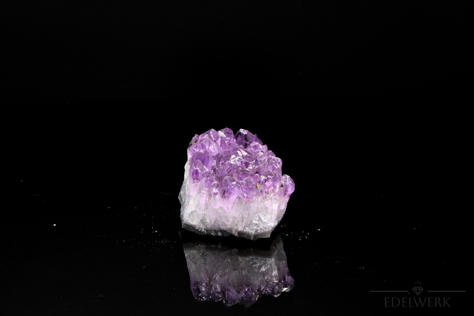 Tiefvioletter Amethyst Kristall, Heilstein für klare Meditation, violette glänzende Oberfläche.