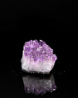 Tiefvioletter Amethyst Kristall, Heilstein für klare Meditation, violette glänzende Oberfläche.
