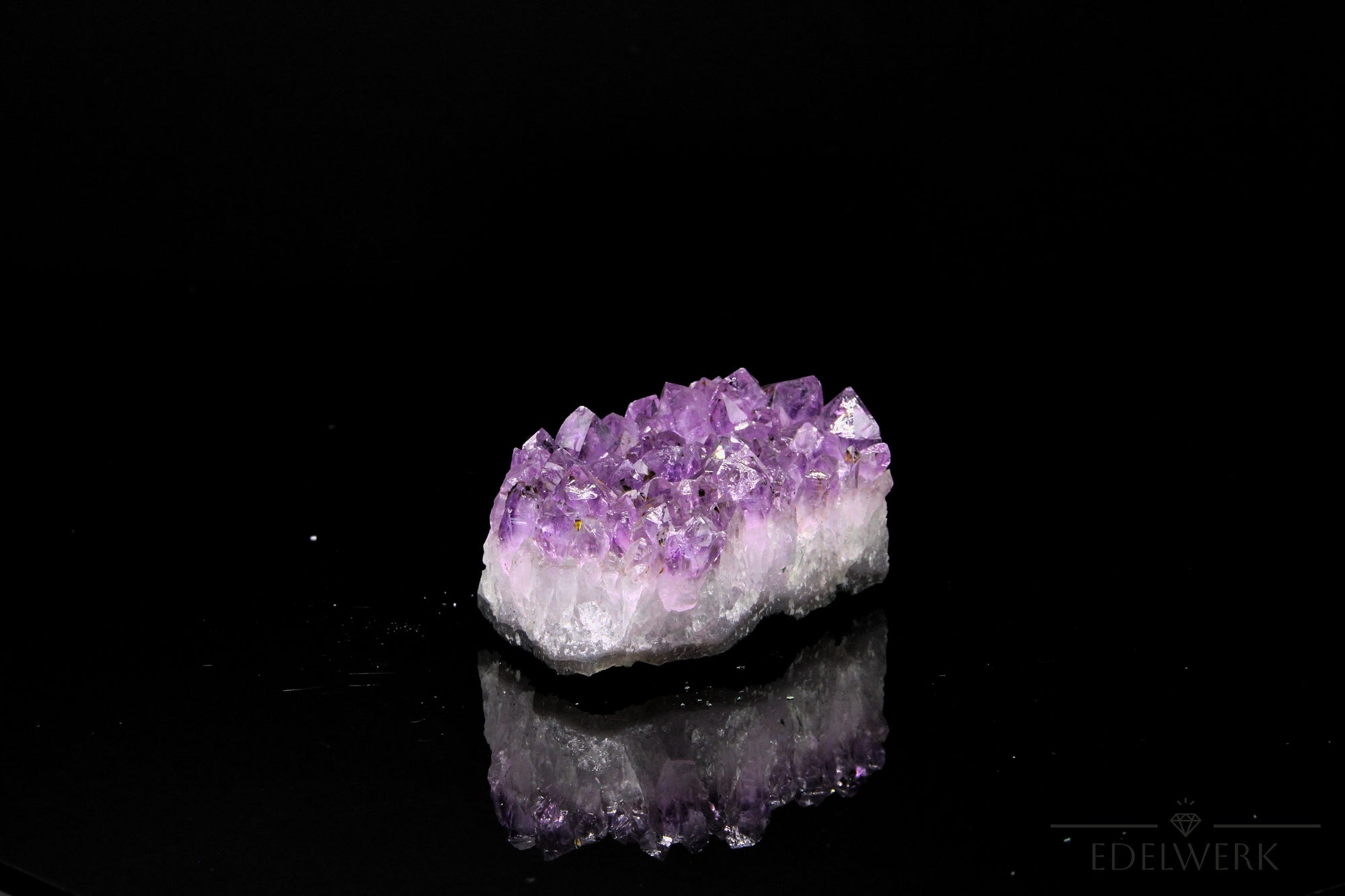 Tiefvioletter Amethyst Kristall, fördert energetische Ruhe, violette Kristallform.