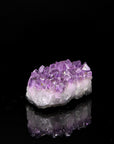 Tiefvioletter Amethyst Kristall, fördert energetische Ruhe, violette Kristallform.
