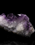 Hochwertiger Amethyst Kristall, Heilstein für meditative Entspannung, violette glänzende Struktur.