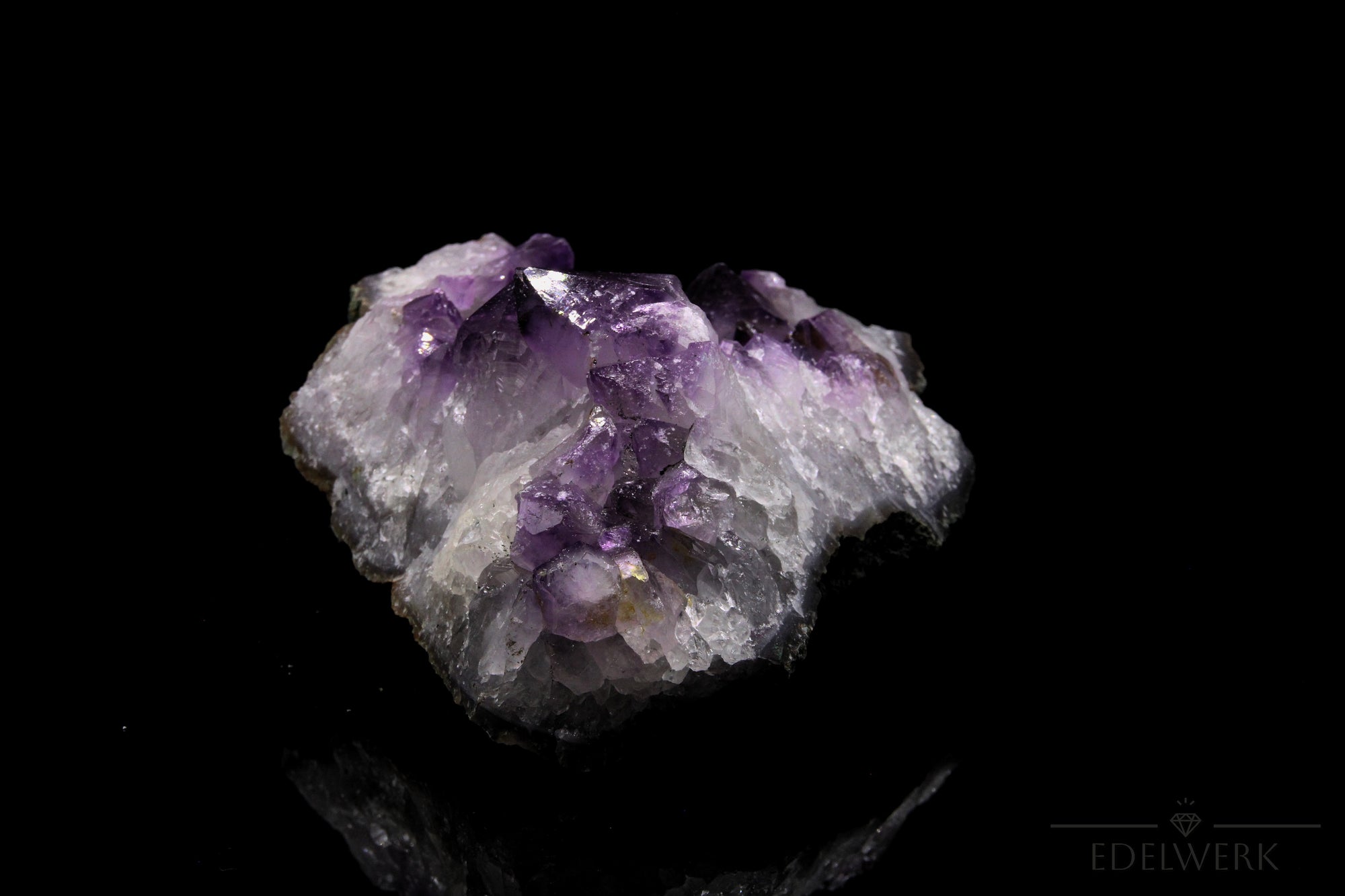 Hochwertiger Amethyst Kristall, fördert spirituelle Ruhe, klare violette Oberfläche.