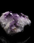 Hochwertiger Amethyst Kristall, fördert spirituelle Ruhe, klare violette Oberfläche.