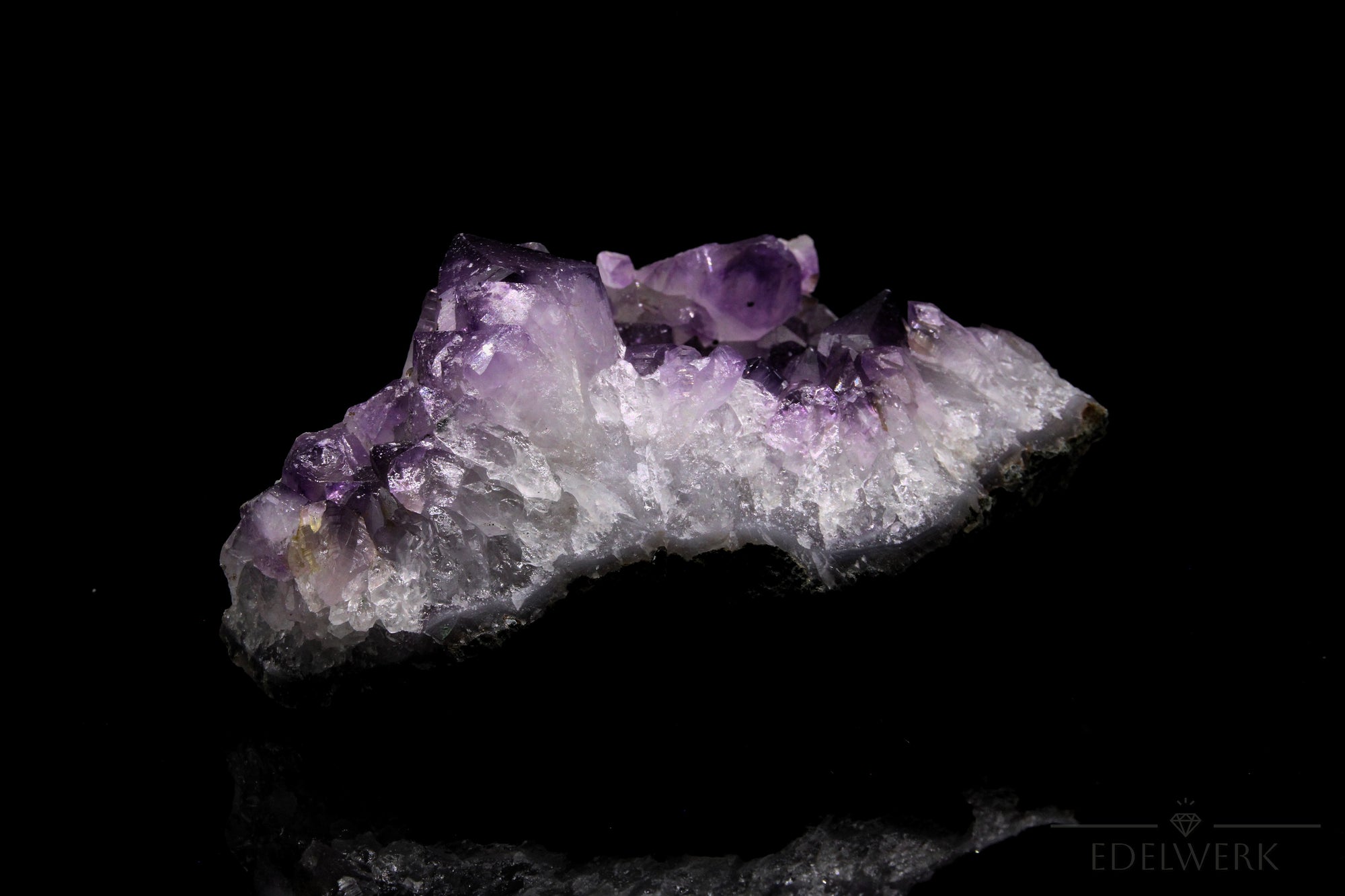 Hochwertiger Amethyst Kristall, Heilstein für innere Balance, violette Kristallform.