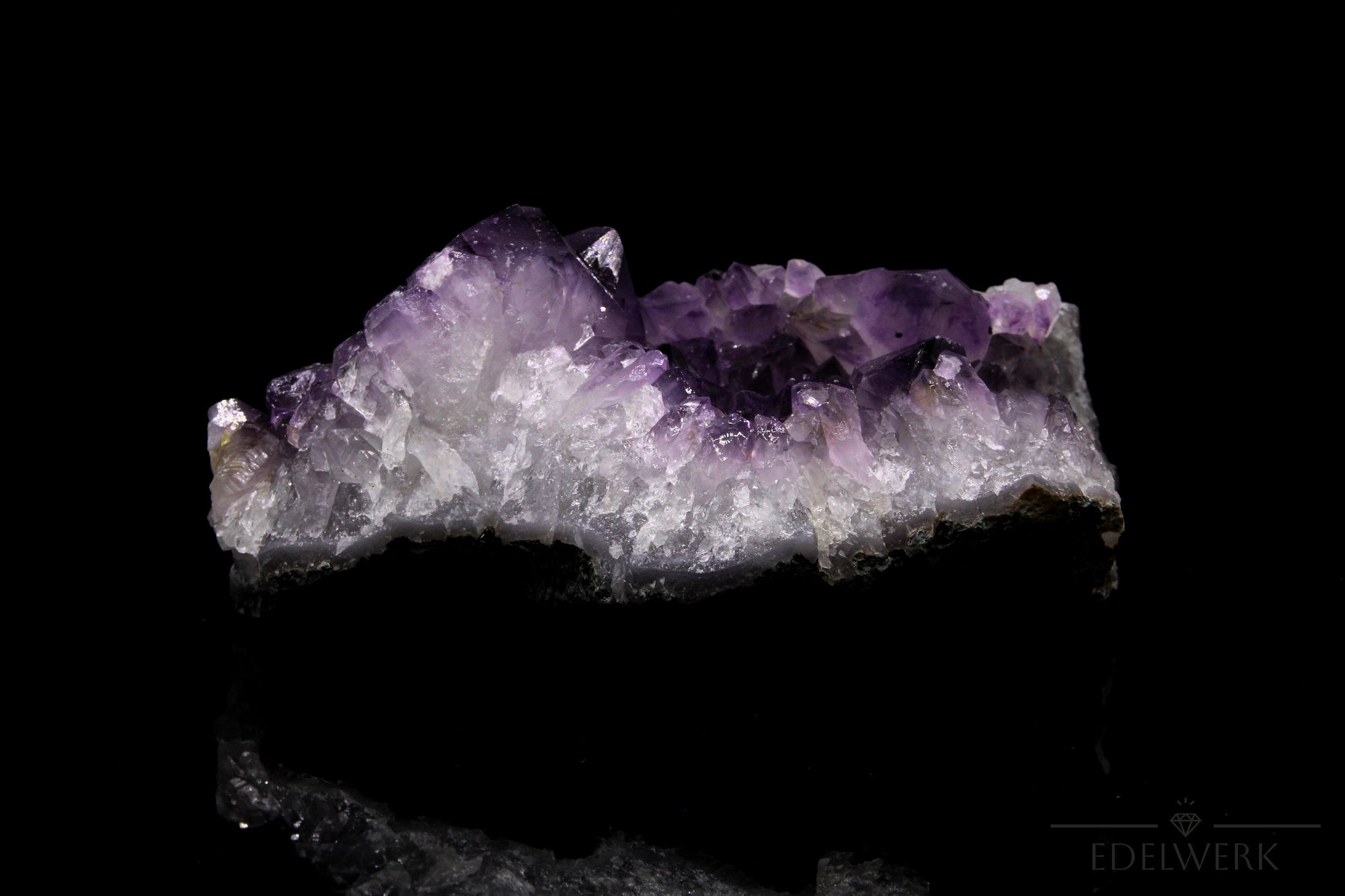 Hochwertiger Amethyst Kristall, fördert energetische Harmonie, violette glänzende Kristalle.