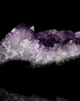 Hochwertiger Amethyst Kristall, fördert energetische Harmonie, violette glänzende Kristalle.