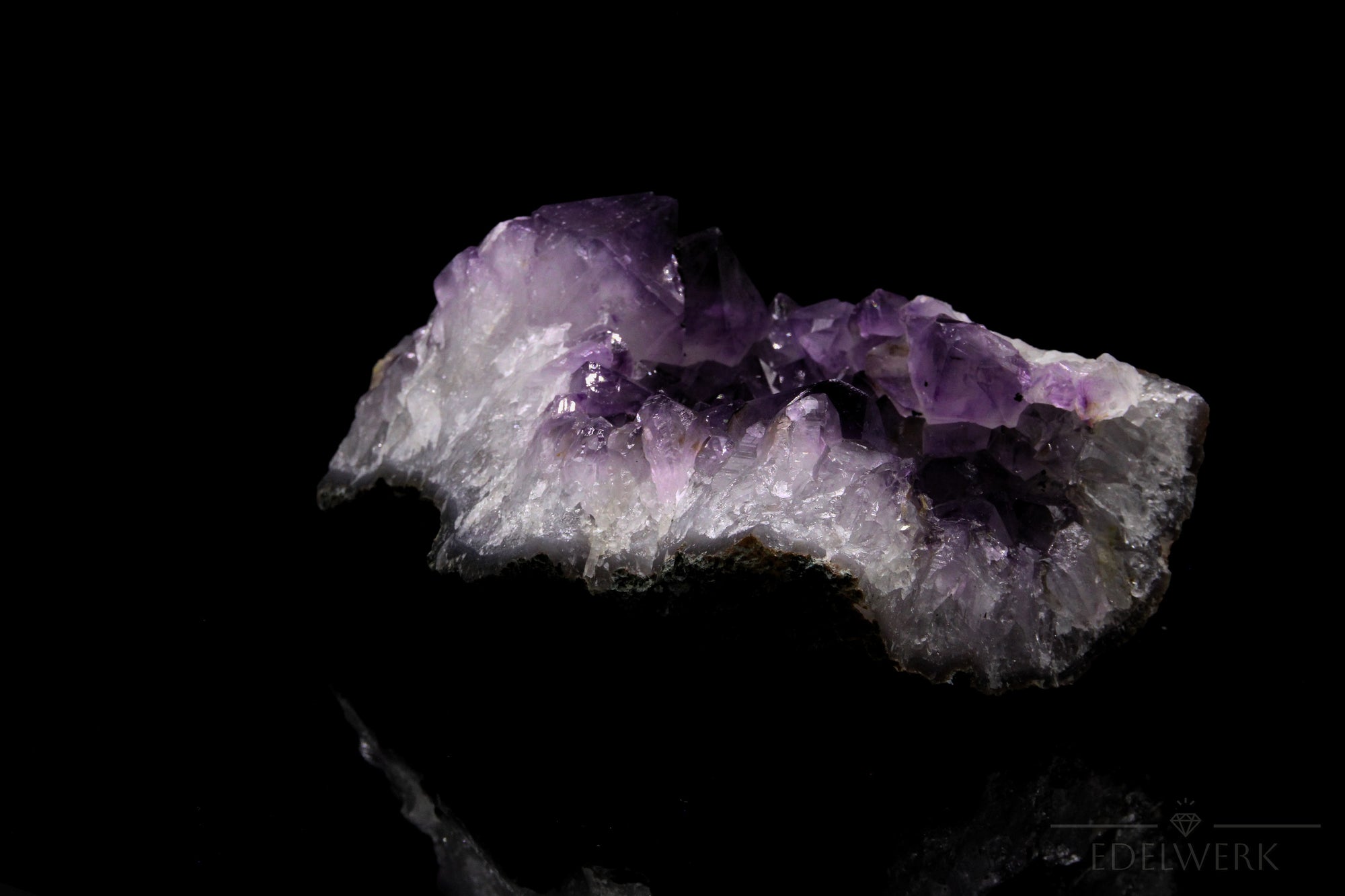 Hochwertiger Amethyst Kristall, Heilstein für klare Meditation, klare violette Struktur.