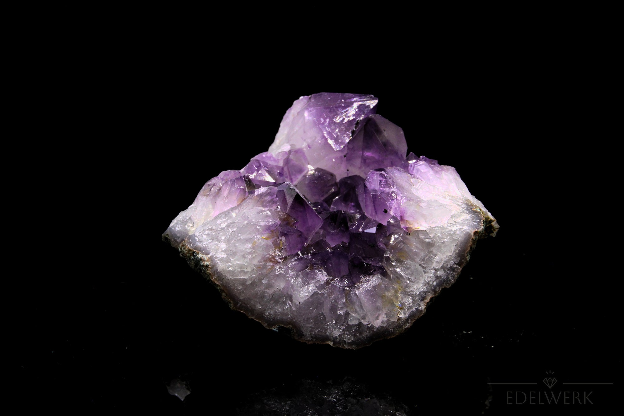 Hochwertiger Amethyst Kristall, fördert intuitive Klarheit, violette natürliche Form.