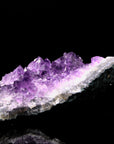 Amethyst Kristall für Ruhe, fördert meditative Entspannung, violette Kristallstruktur.