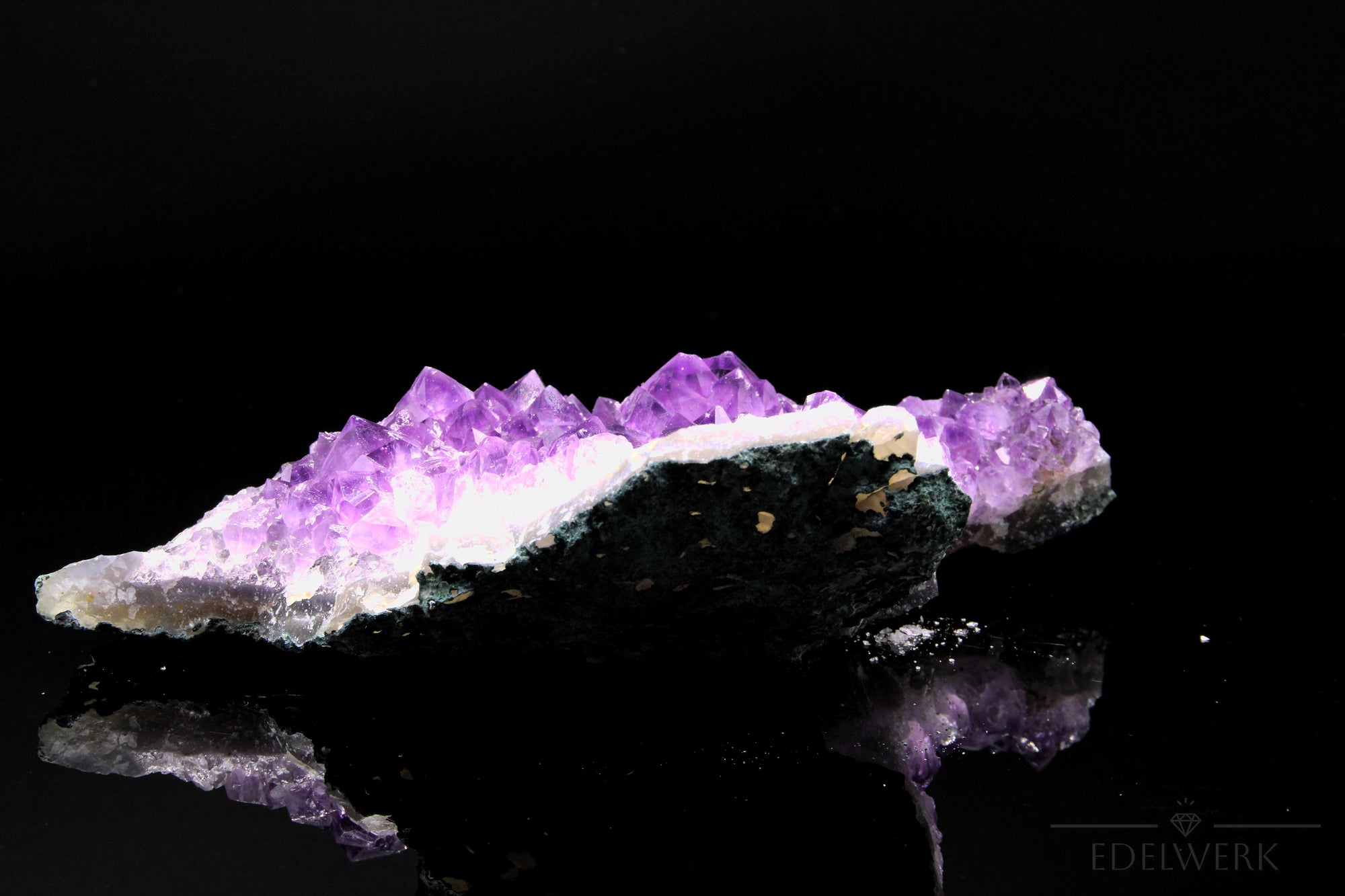 Amethyst Kristall für Ruhe, Heilstein für spirituelle Harmonie, violette Oberfläche.