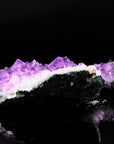 Amethyst Kristall für Ruhe, Heilstein für spirituelle Harmonie, violette Oberfläche.