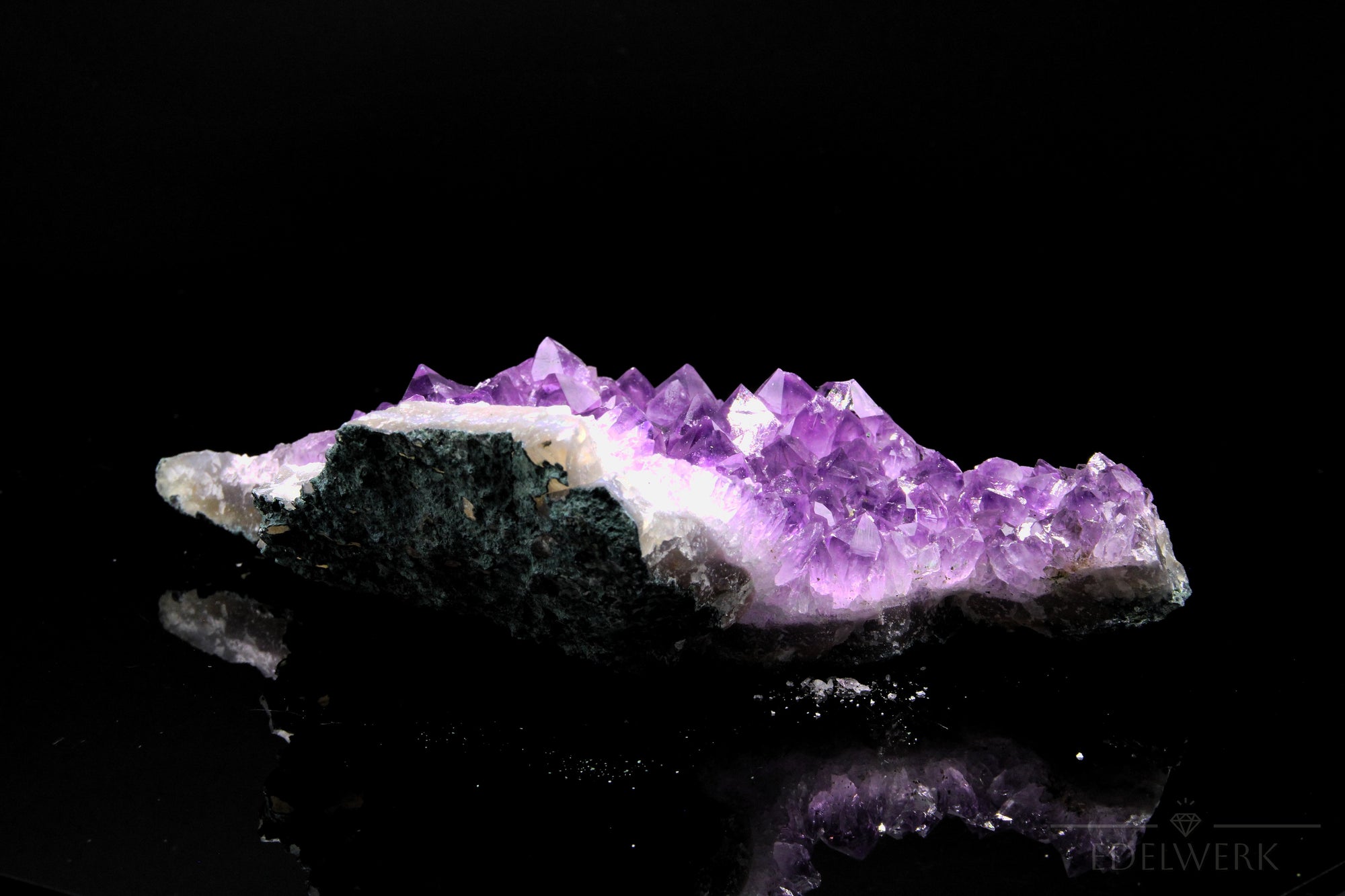 Amethyst Kristall für Ruhe, fördert intuitive Ruhe, violette glänzende Form.