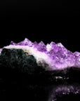 Amethyst Kristall für Ruhe, fördert intuitive Ruhe, violette glänzende Form.