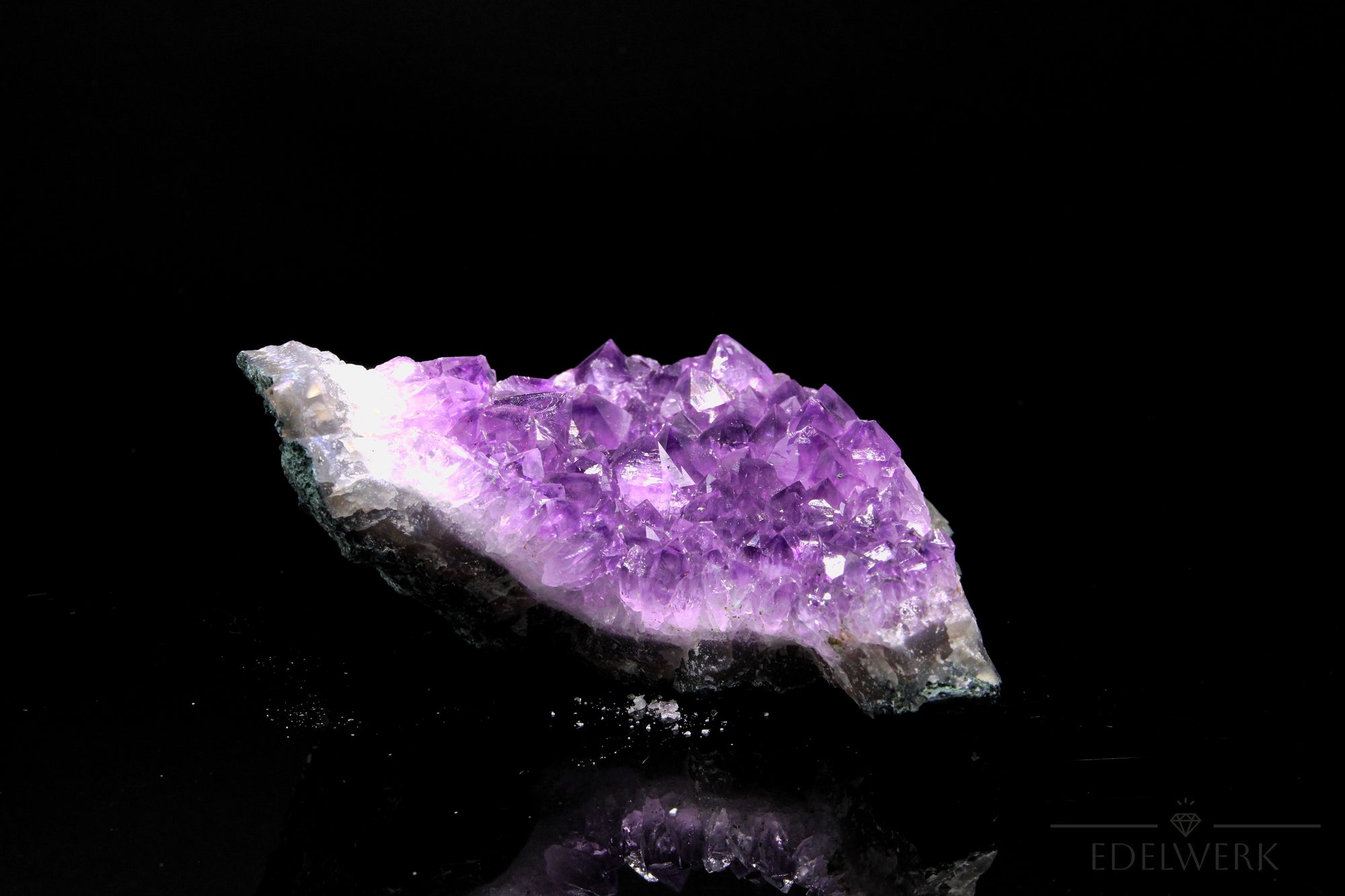 Amethyst Kristall für Ruhe, energetischer Stein für innere Balance, violette Struktur.
