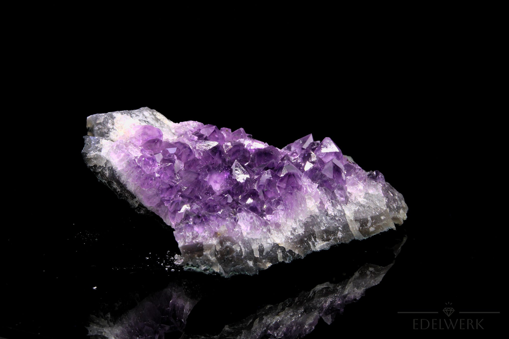 Amethyst Kristall für Ruhe, fördert klare Meditation, violette Kristalloberfläche.