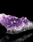 Amethyst Kristall für Ruhe, fördert klare Meditation, violette Kristalloberfläche.