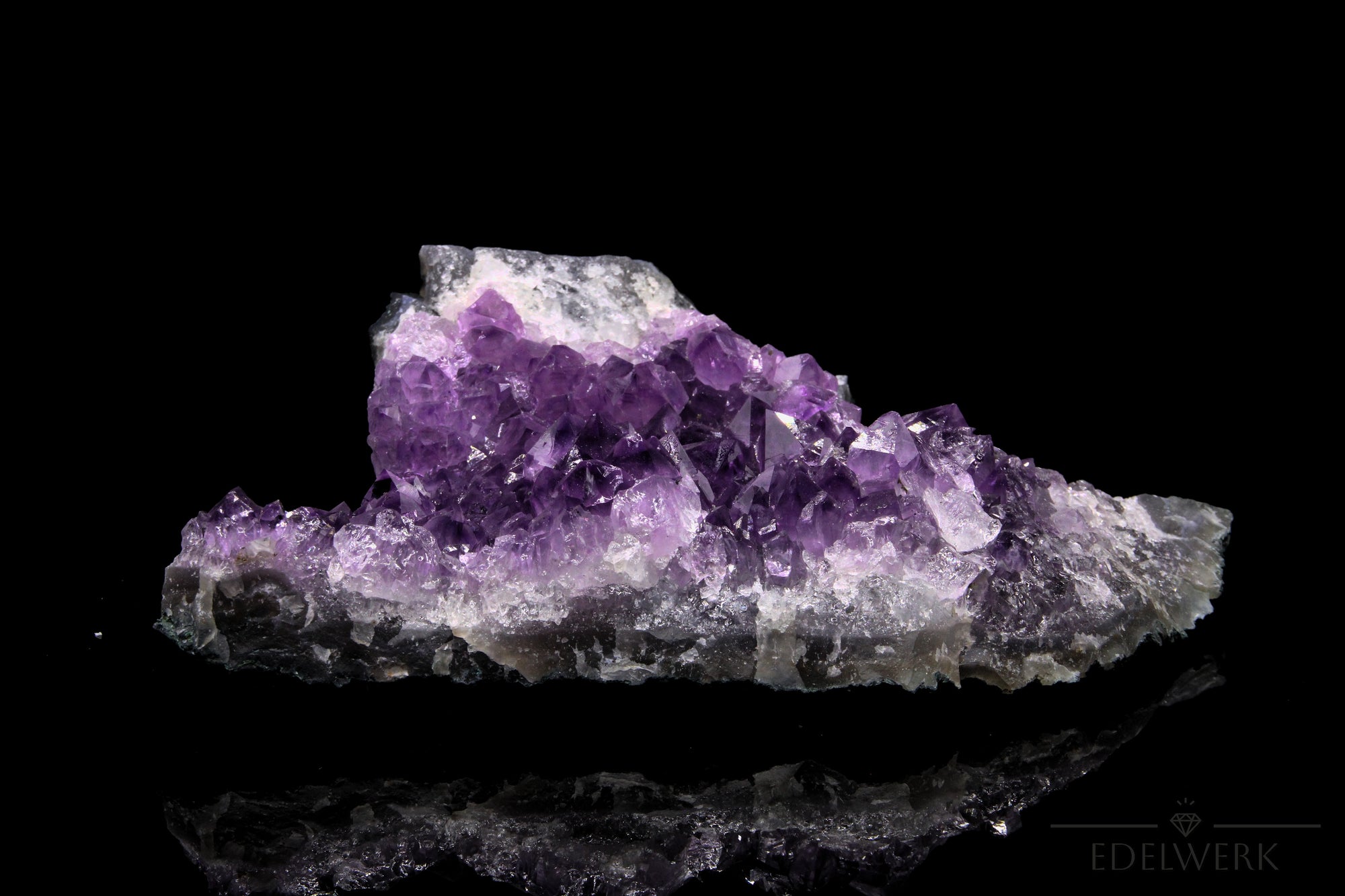 Amethyst Kristall für Ruhe, Heilstein für energetische Klarheit, violette Form.
