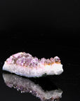 Violetter Amethyst Kristall, fördert spirituelle Harmonie, violette Kristalloberfläche.