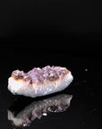 Violetter Amethyst Kristall, Heilstein für innere Balance, violette glänzende Form.