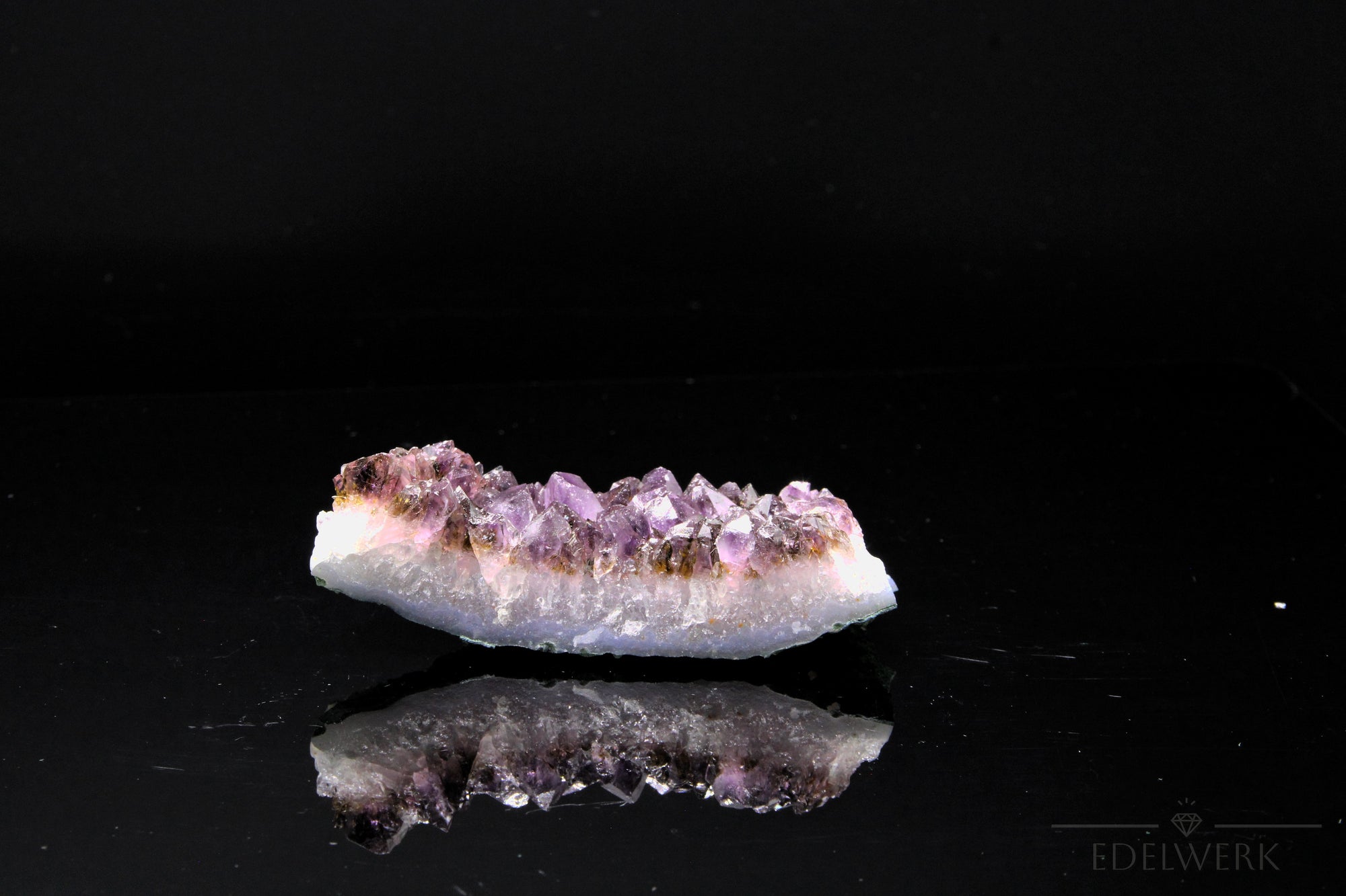 Violetter Amethyst Kristall, fördert energetische Klarheit, violette natürliche Struktur.