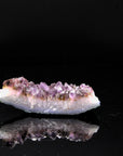 Violetter Amethyst Kristall, fördert energetische Klarheit, violette natürliche Struktur.