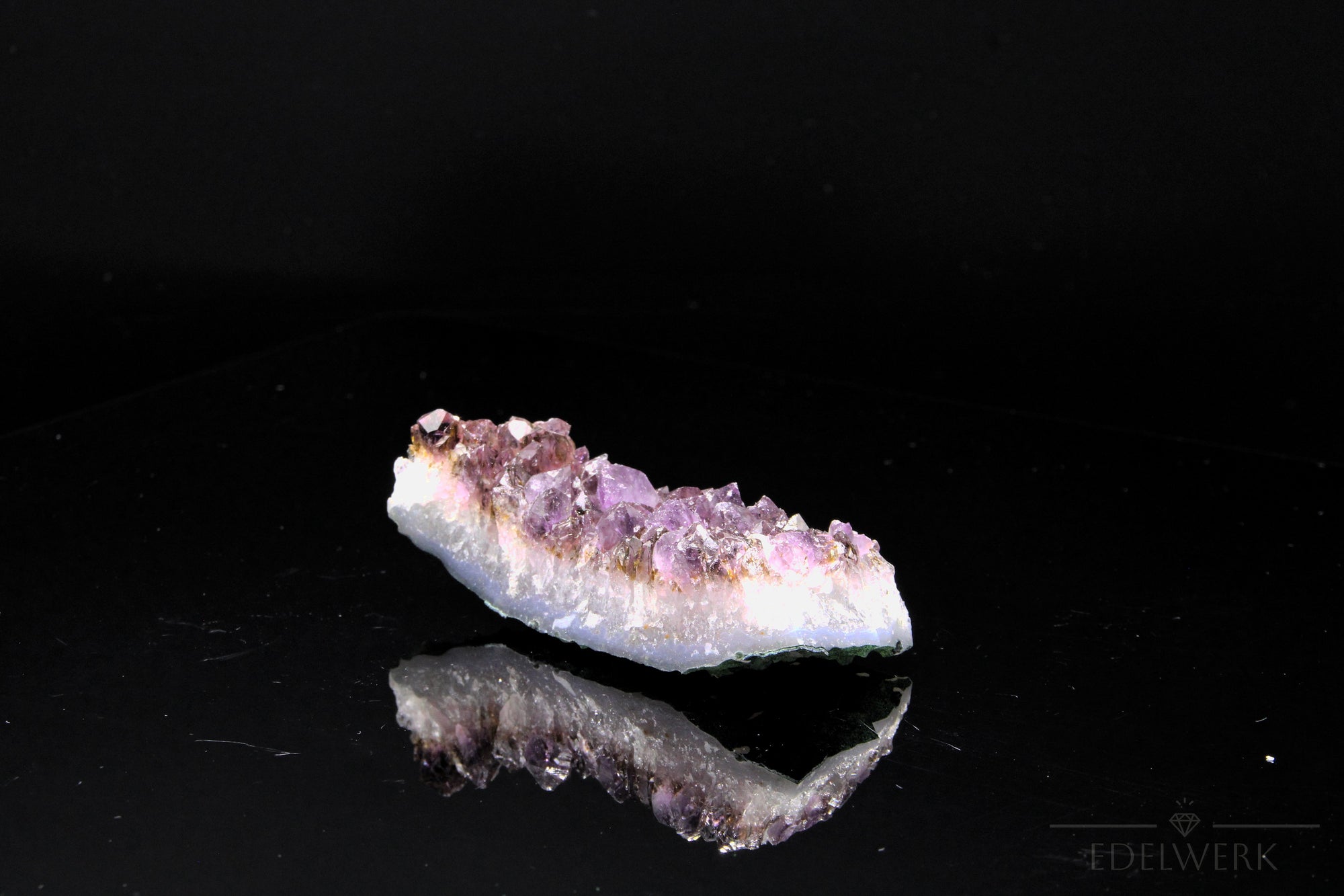 Violetter Amethyst Kristall, Heilstein für klare Meditation, violette glänzende Oberfläche.