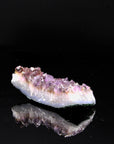 Violetter Amethyst Kristall, Heilstein für klare Meditation, violette glänzende Oberfläche.
