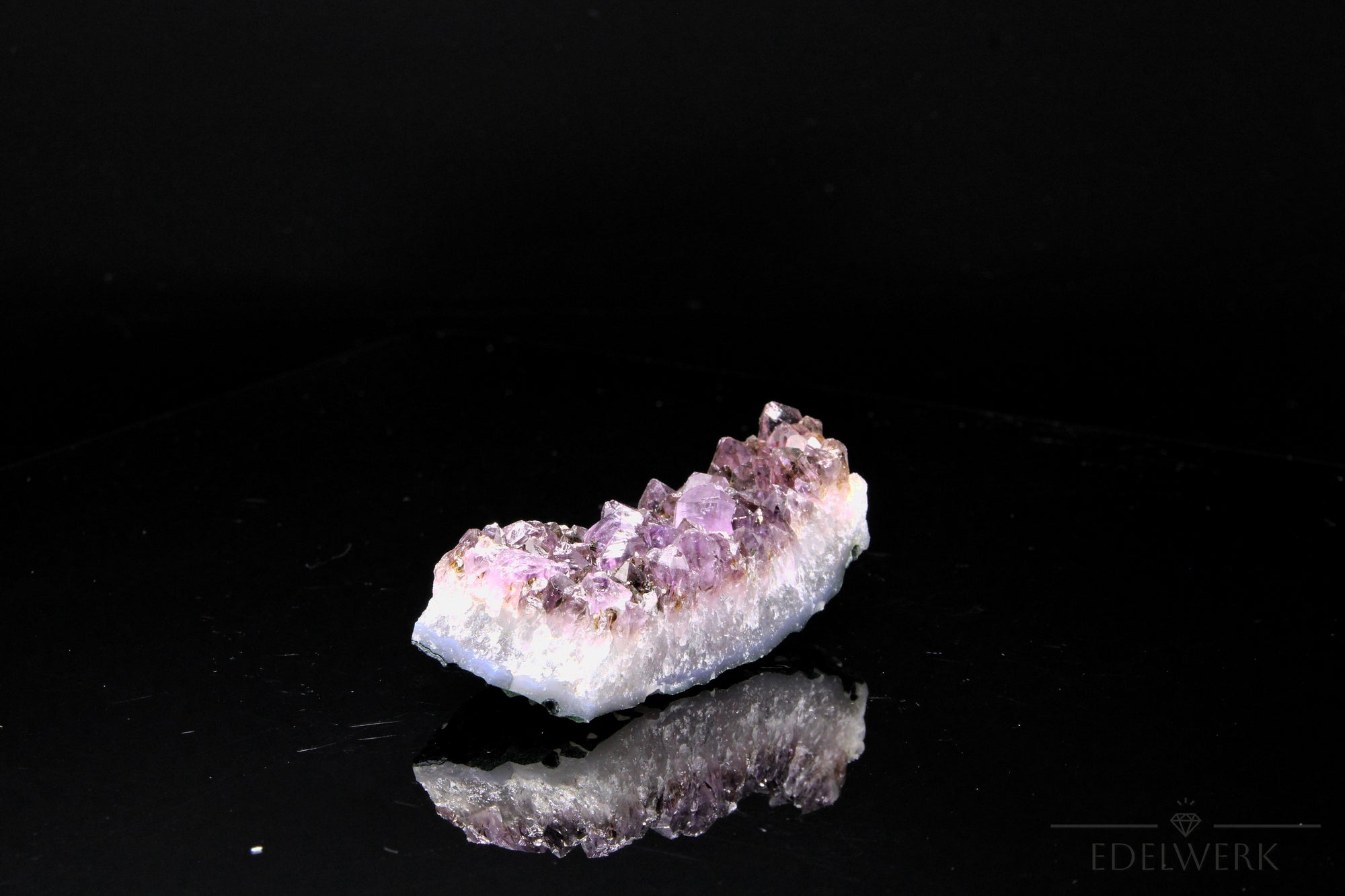 Violetter Amethyst Kristall, fördert intuitive Energie, violette Kristallform.