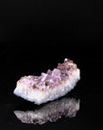 Violetter Amethyst Kristall, fördert intuitive Energie, violette Kristallform.