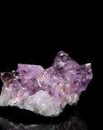 Strahlender Amethyst Kristall, fördert intuitive Klarheit, violette Kristalloberfläche.