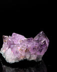 Strahlender Amethyst Kristall, Heilstein für spirituelle Ruhe, violette Struktur.