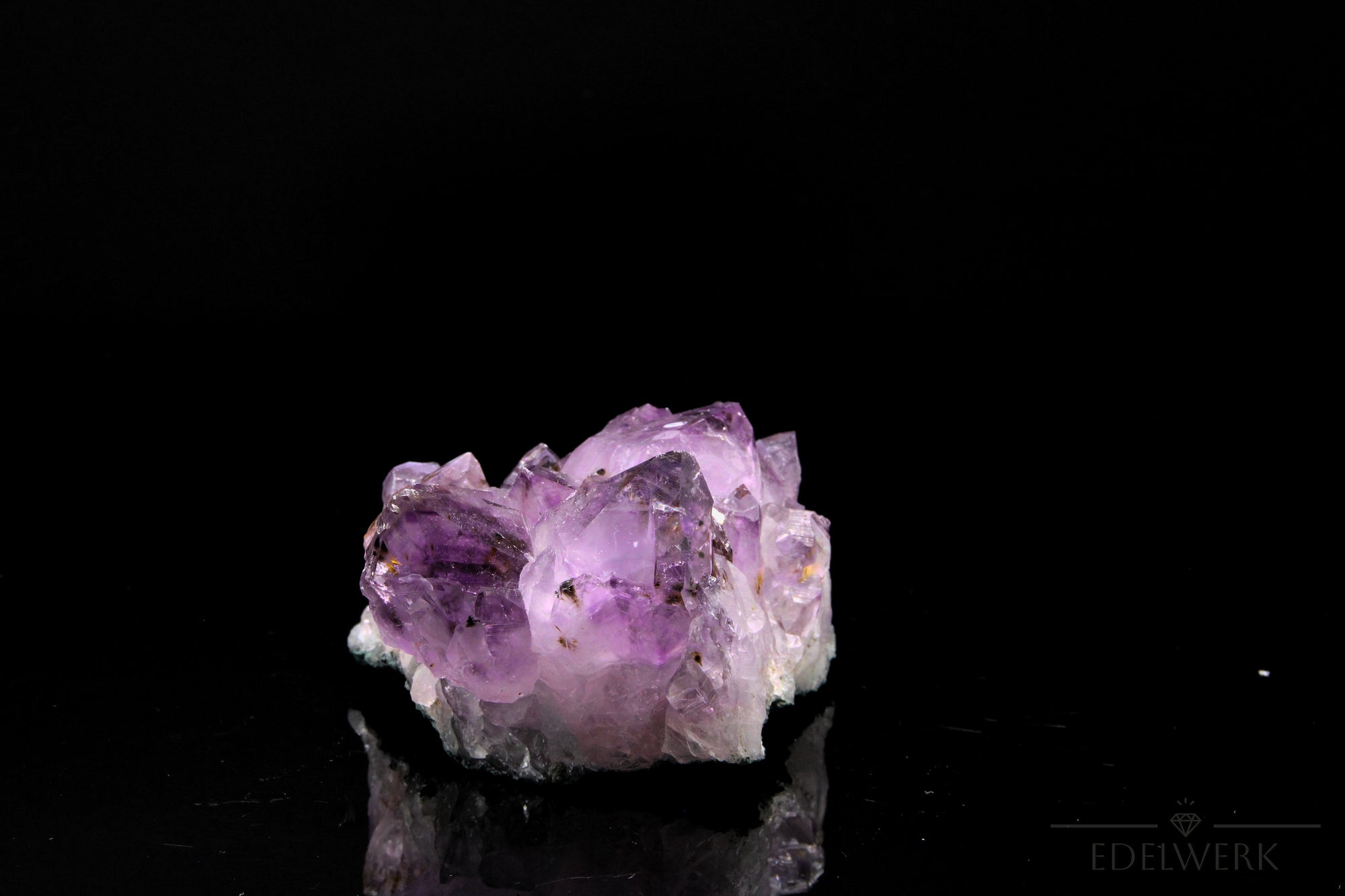 Tiefvioletter Amethyst Kristall, Heilstein für spirituelle Kraft, violette Struktur.