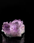Tiefvioletter Amethyst Kristall, Heilstein für spirituelle Kraft, violette Struktur.