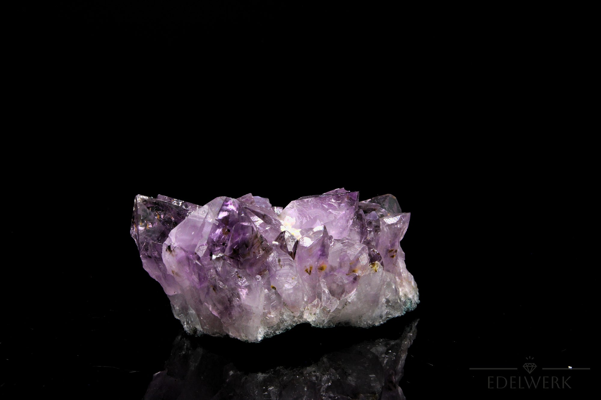 Tiefvioletter Amethyst Kristall, fördert energetische Harmonie, violette Kristalloberfläche.