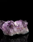 Tiefvioletter Amethyst Kristall, fördert energetische Harmonie, violette Kristalloberfläche.