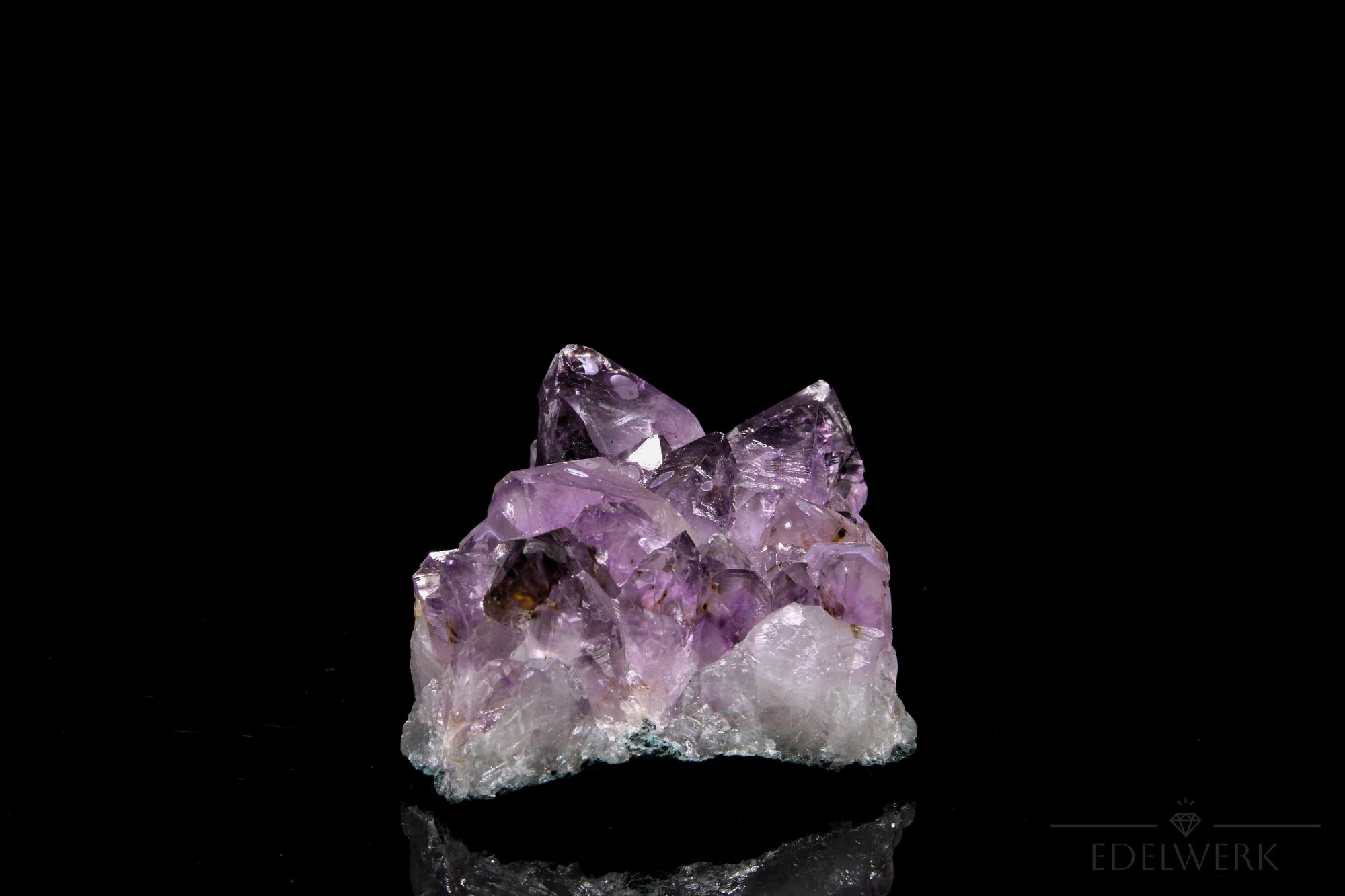 Natürlicher Amethyst Kristall, Heilstein für spirituelle Harmonie, violette Form.