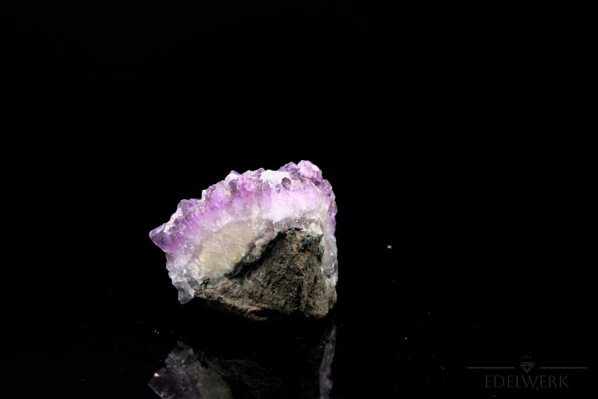 Strahlender Amethyst Kristall, Heilstein für spirituellen Schutz, violette glänzende Form.