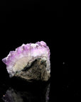 Strahlender Amethyst Kristall, Heilstein für spirituellen Schutz, violette glänzende Form.